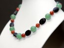 Collier composé de pierres précieuses