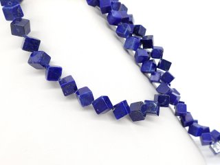 Cubes en lapis-lazuli percés en diagonale