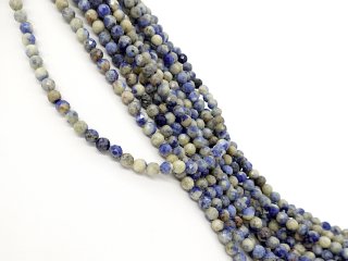 Durchbohrte, blaue Lapislazulikugeln mit Facetten