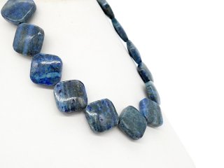 Pierres de lapis-lazuli carrées percées