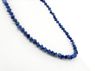 Cubes en lapis-lazuli percés en diagonale