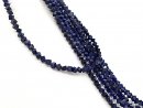 Diagonal durchbohrte Würfel aus Lapislazuli
