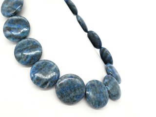 Blaugraue, durchbohrte Lapislazuli-Scheiben