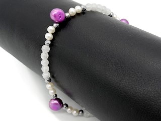 Armband aus Perlen und Edelsteinen
