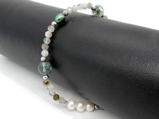 Armband aus Perlen und Edelsteinen
