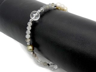 Armband aus Perlen und Edelsteinen