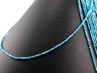 Durchbohrte, facettierte Apatitkugeln in Hellblau