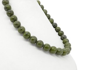 Durchbohrte, grüne Edelsteinkugeln aus Serpentin