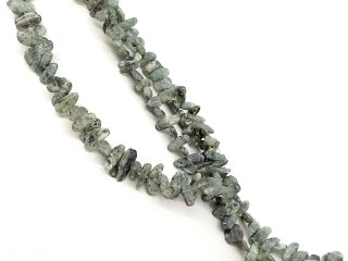 Petites plaquettes de cyanite vertes percées