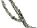 Petites plaquettes de cyanite vertes percées