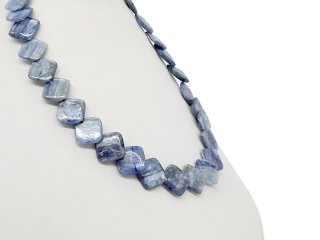 Petites plaquettes de cyanite bleues percées