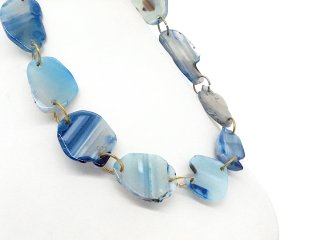 Durchbohrte, blaue, naturförmige Achatscheiben