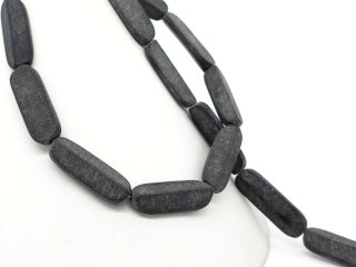 Schwarze, durchbohrte Onyxe