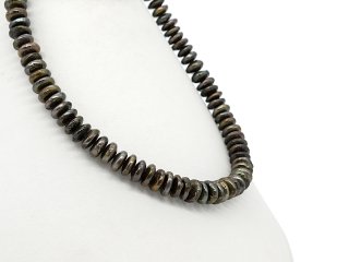 Perles de biwa irisées et percées