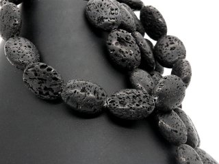 Durchbohrte, schwarze Lava-Kissen für Schmuck