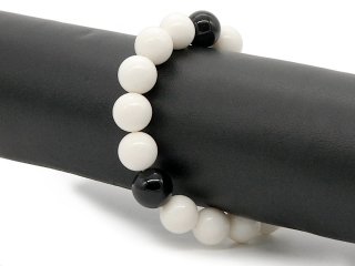 Stretch bracelet with coral and onyx beads