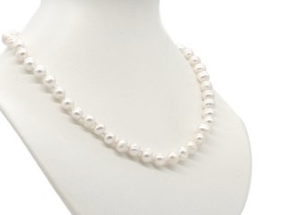 Collier blanc avec des perles de culture et un fermoir à bille
