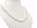 Collier blanc avec des perles de culture et un fermoir...