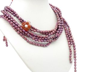 9516/ Dreireihige Halskette - Zuchtperlen in bordeaux-rot - 130 cm