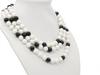 Lange Halskette aus weißen Korallen und schwarzen Onyxen