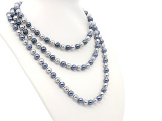 Lange Halskette mit hellgrauen und blauen Muschelkernperlen