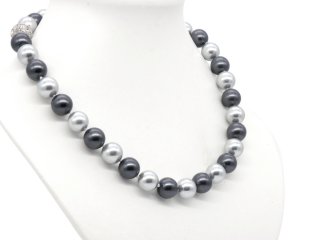 Necklace with dark and light grey shell pearls