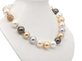 Grand et élégant collier de perles de coquillage avec fermoir scintillant
