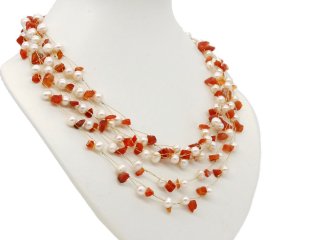 Fünfreihige Halskette aus Karneolsplittern und weißen Perlen