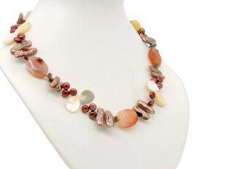 Red necklace with mother-of-pearl, biwa pearls and carnelian