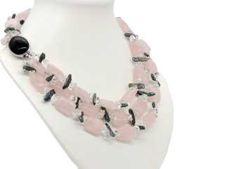 Dreireihige Halskette mit Rosenquarz, Bergkristall und Biwaperlen