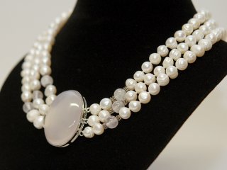 Zuchtperlen mit Achatschließe, Dreireihge Halskette, weiße / 9653