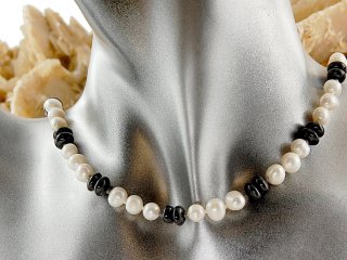 9668/ Necklace - cultured pearls and onyx - 45 cm