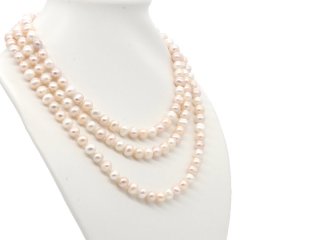 Lange Halskette aus rosafarbenen und weißen Zuchtperlen