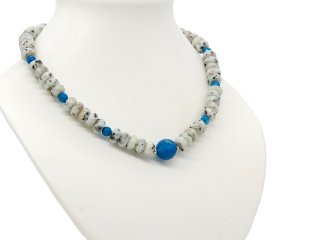Halskette aus Jaspis mit blauen Achaten