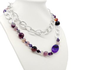 Halskette aus Metall und violettfarbenen Achaten