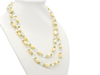 Collier long avec perles jaunes, péridot vert, et cristal de roche