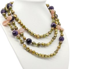 Collier extra-long avec des perles de culture vertes et des pierres précieuses