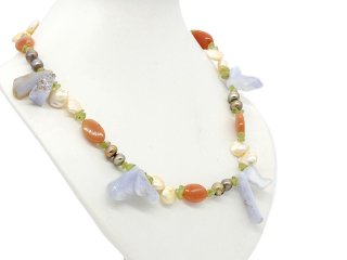 Collier avec pierres précieuses et perles multicolores
