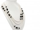 Lange Halskette mit weißen Perlen und schwarzem Onyx