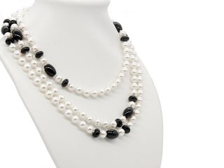 Long necklace made from white shell pearls and black onyxes