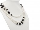 Long collier de perles de coquillages blanches et donyx...