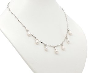 Versilberte Halskette mit weißen Perlen