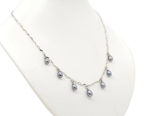 Versilberte Halskette mit sieben grauen Perlen-Tropfen