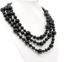 Lange Halskette aus schwarzen Onyxkugeln