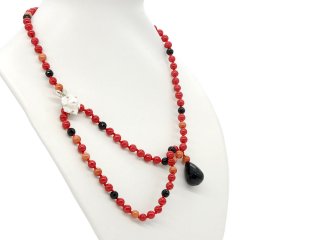 Collier avec des perles de coquillages rouges, des onyx et une fermeture magnétique