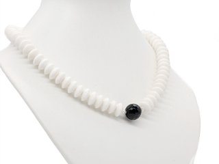 Halskette aus weißen Korallen und schwarzem Onyx