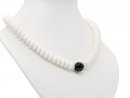 Halskette - weiße Koralle und Onyx / 9957