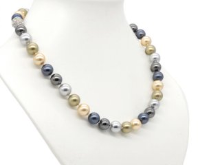 Elégant collier de perles de coquillages foncées
