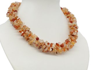 Gewobene Halskette mit Karneolsplittern und Perlen