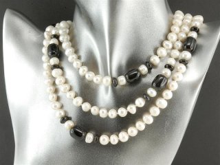 Halskette - weiße Zuchtperlen und schwarzer Onyx, Länge 140 cm /9477